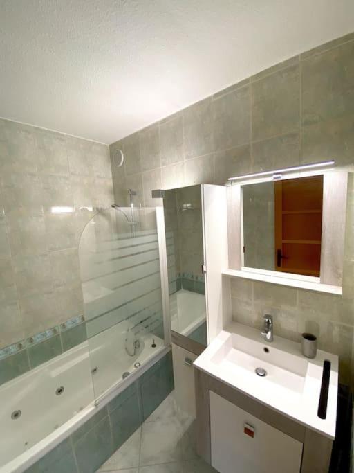 Apartment Spacieux 65m2, Avec Piscine Et Parking